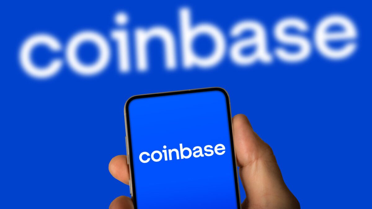 Coinbase at the center of a standoff with the White House over the CLARITY Act and the future of US crypto regulation.